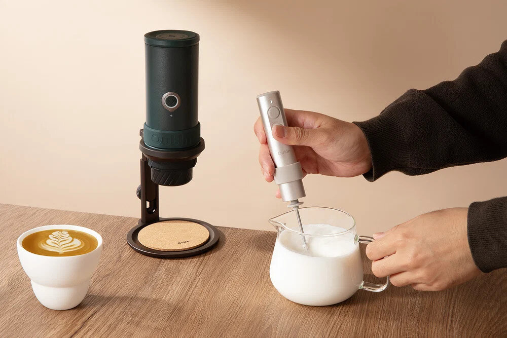 Spieniacz OUTIN LattoGo OTMF-LG-01-TB Brązowy zdjęcie lifestyle Aksamitna mikropianka głowica z gęstym sitkiem i wzmocnionymi żebrami struktura latte, cappuccino oraz latte art kawa