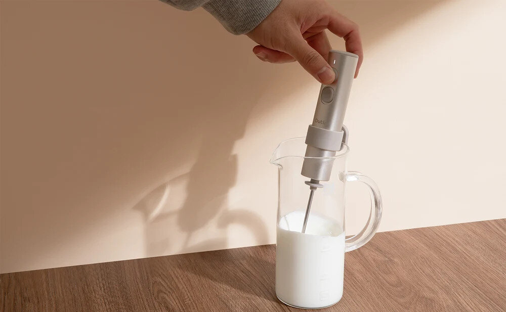 Spieniacz OUTIN LattoGo OTMF-LG-01-TB Brązowyy zdjęcie lifestyle Wygodna obsługa Ergonomiczny uchwyt i odpowiednio wyważona konstrukcja Dwa niezależne przyciski Jedno kliknięcie