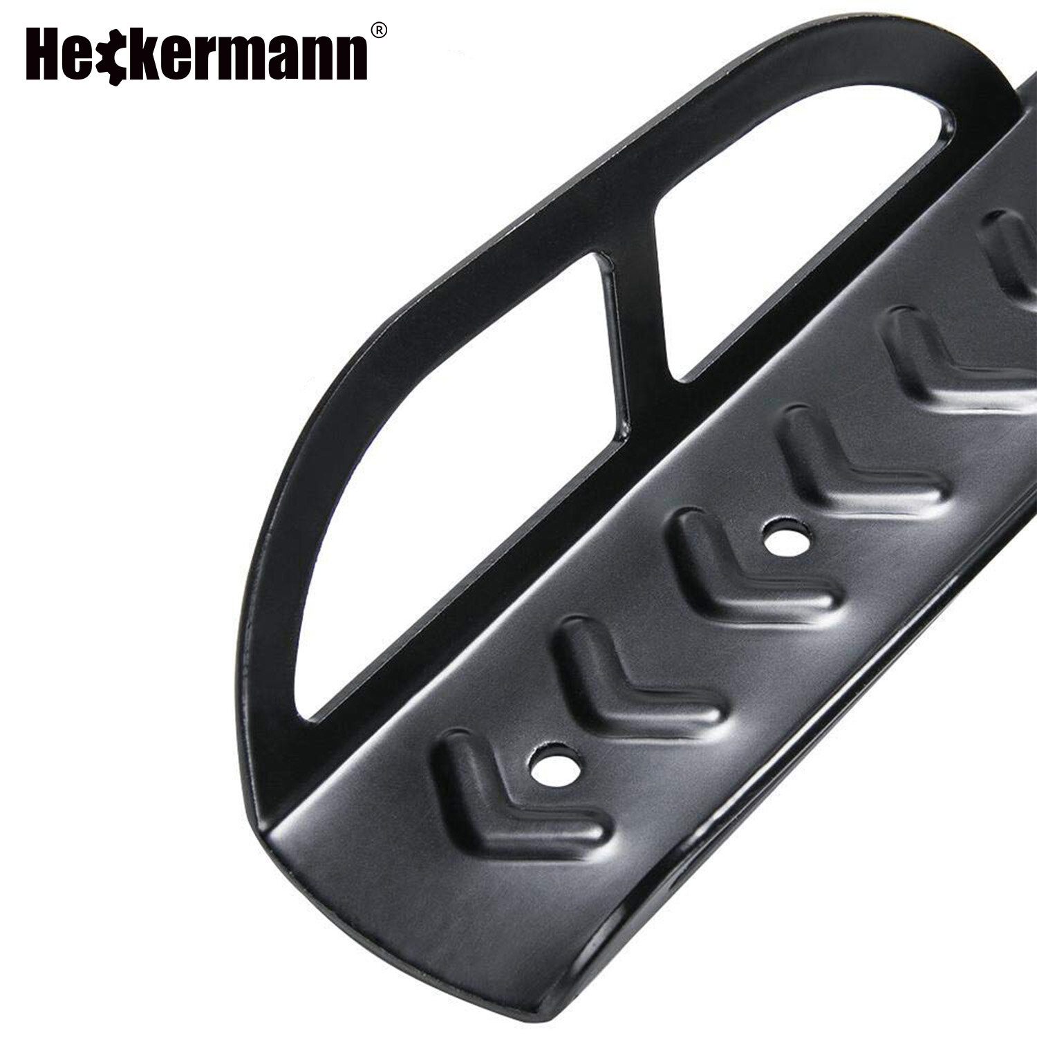 Czarny metalowy uchwyt ścienny z otworami montażowymi i logo \'Heckermann\' w rogu. Powierzchnia uchwytu ma wytłoczone wzory w kształcie litery V.