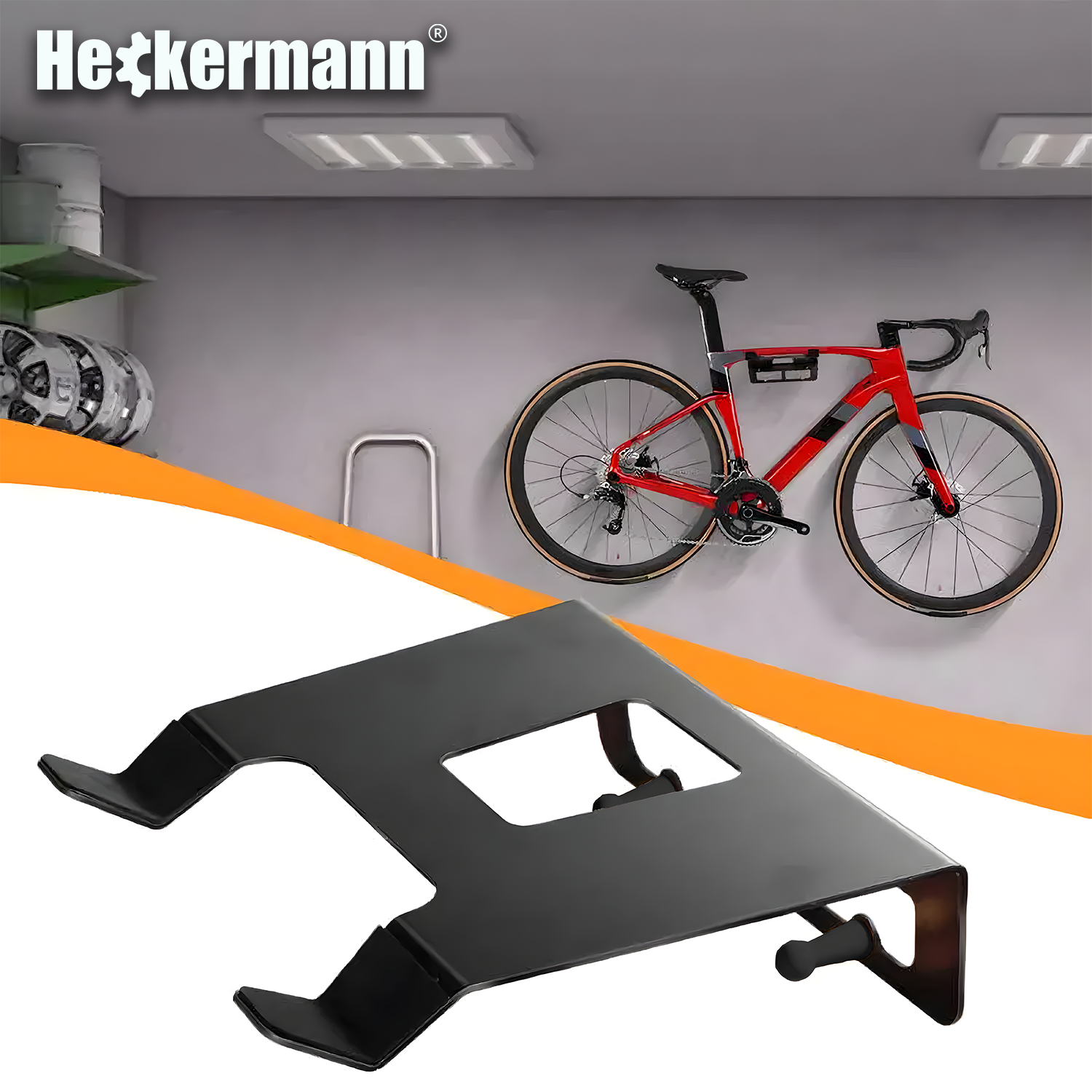 Na ścianie wisi czerwony rower, a poniżej znajduje się czarny uchwyt ścienny. W lewym górnym rogu widoczne jest logo \'Heckermann\'.