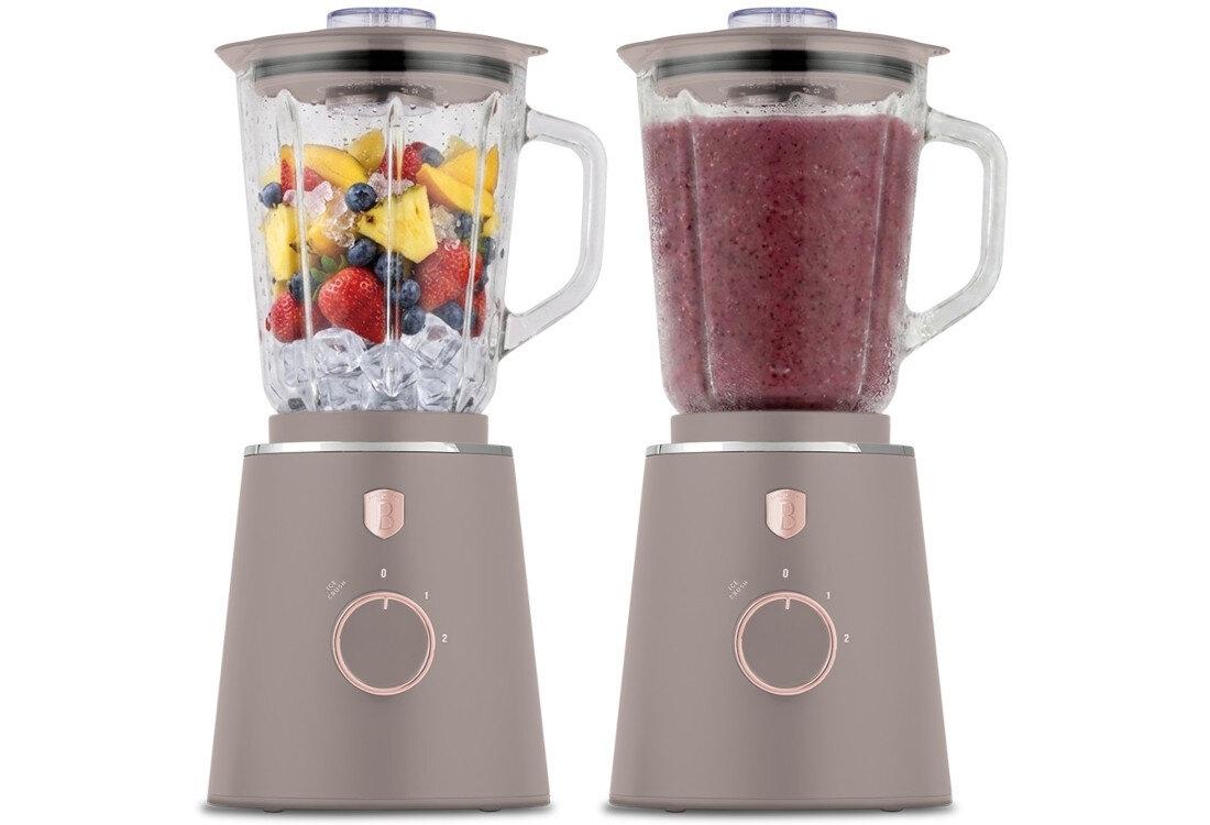 Dwa blendery kielichowe w kolorze taupe, jeden z owocami i lodem, drugi z czerwonym smoothie. Oba mają pokrętło z ustawieniami 0, 1, 2 oraz przycisk z logo producenta.