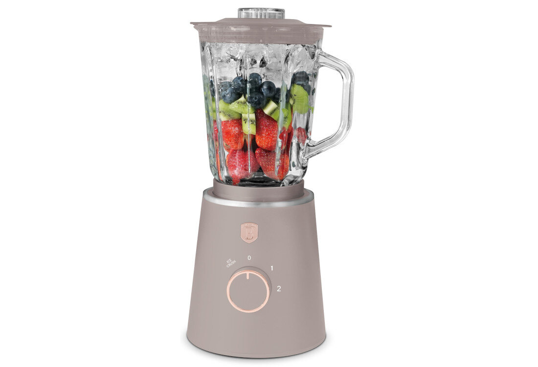 Blender kielichowy w kolorze taupe z przezroczystym pojemnikiem wypełnionym owocami. Na obudowie znajduje się pokrętło z oznaczeniami 0, 1, 2 oraz logo producenta.