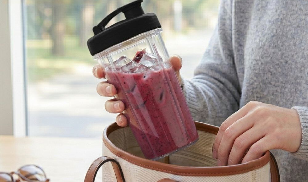 Blender personalny BERLINGER HAUS Matt Black BH-9880 zdjęcie lifestyle Dwa praktyczne bidony dwa pojemniki o pojemności 300 ml i 600 ml  funkcję szczelnych bidonów