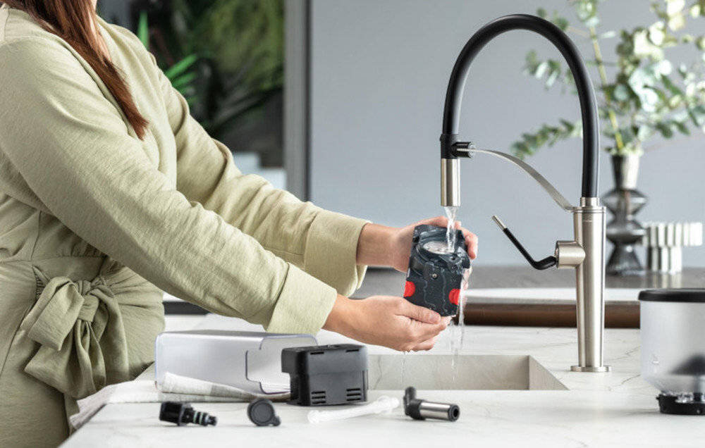 Ekspres DELONGHI Rivelia EXAM 440.55.BG Bezproblemowa konserwacja funkcja automatycznego czyszczenia karafki