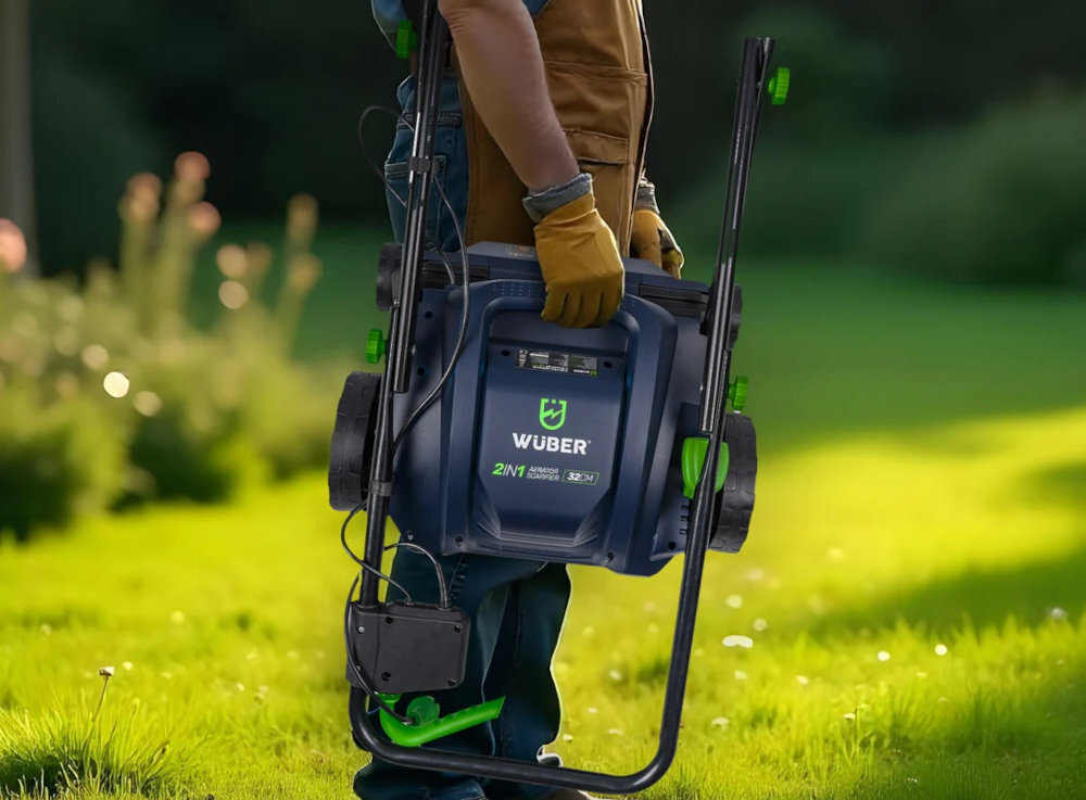 Wertykulator elektryczny WUBER W07111 1500W 32cm osoba trzyma wertykulator w dłoni ogród do pielęgnacji trawników poprzez usuwanie mchu, filcu i obumarłych resztek roślin napowietrzanie gleby wertykulatora i aeratora