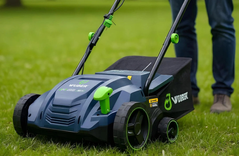 Wertykulator elektryczny WUBER W07111 1500W 32cm wertykulator na trawniku Wałki o szerokości roboczej 32 cm ułatwia prowadzenie urządzenia zarówno na otwartych fragmentach murawy, jak i w miejscach wymagających dokładniejszego manewrowania