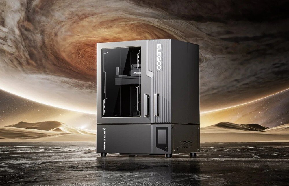 Drukarka 3D ELEGOO Jupiter 2 Zamknięte urządzenie o prostopadłościennym kształcie z przeszklonymi drzwiczkami, stojące na ciemnej powierzchni na tle kosmicznego krajobrazu z planetą, opis