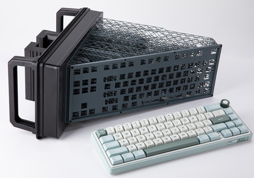 Drukarka 3D ELEGOO Jupiter 2 Duży wydruk obudowy klawiatury z żywicy, leżący obok gotowej klawiatury mechanicznej, jakość druku, rozdzielczość, dokładność