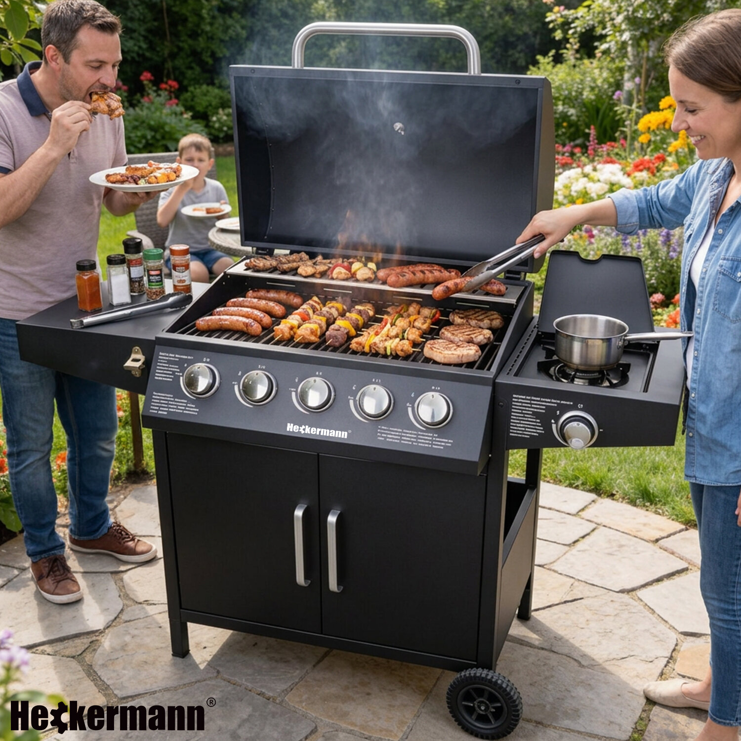 Grill gazowy Heckermann z otwartą pokrywą, na którym znajdują się różne rodzaje mięsa i warzyw. Obok grilla stoi osoba trzymająca szczypce, a na bocznym palniku znajduje się garnek.