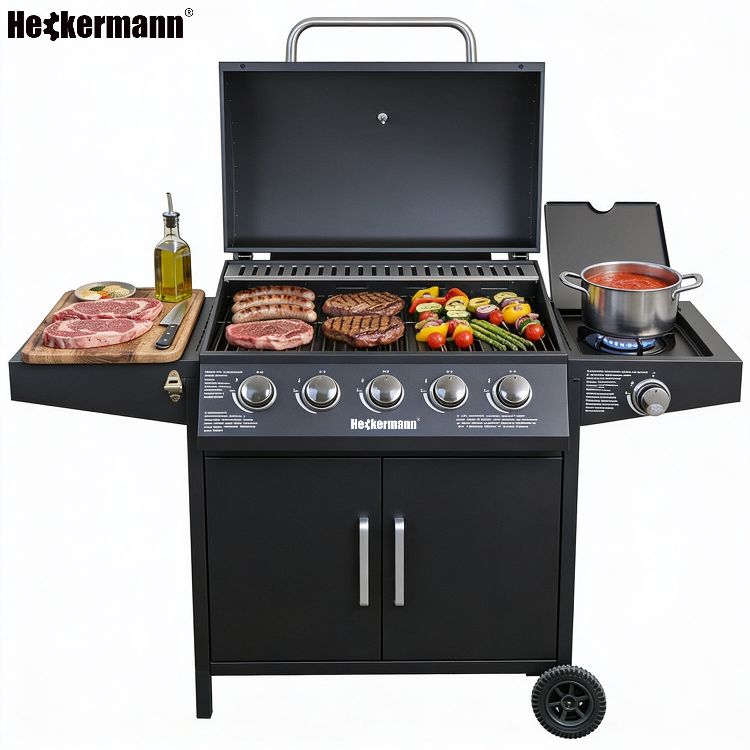 Grill gazowy z otwartą pokrywą, na którym znajdują się różne potrawy, w tym mięso i warzywa. Obok grilla stoi deska z surowym mięsem i butelką oliwy, a na bocznym palniku gotuje się garnek z sosem.