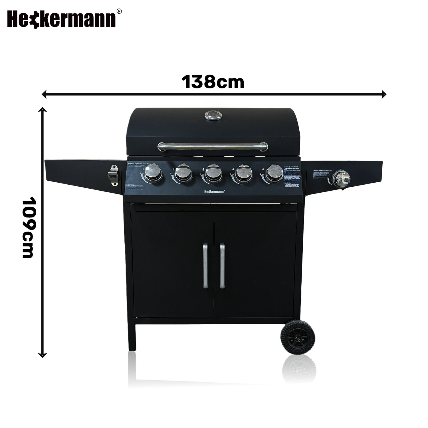 Czarny grill gazowy z pięcioma pokrętłami i dwoma bocznymi półkami, oznaczony logo \'Heckermann\'. Wymiary grilla to 138 cm szerokości i 109 cm wysokości.