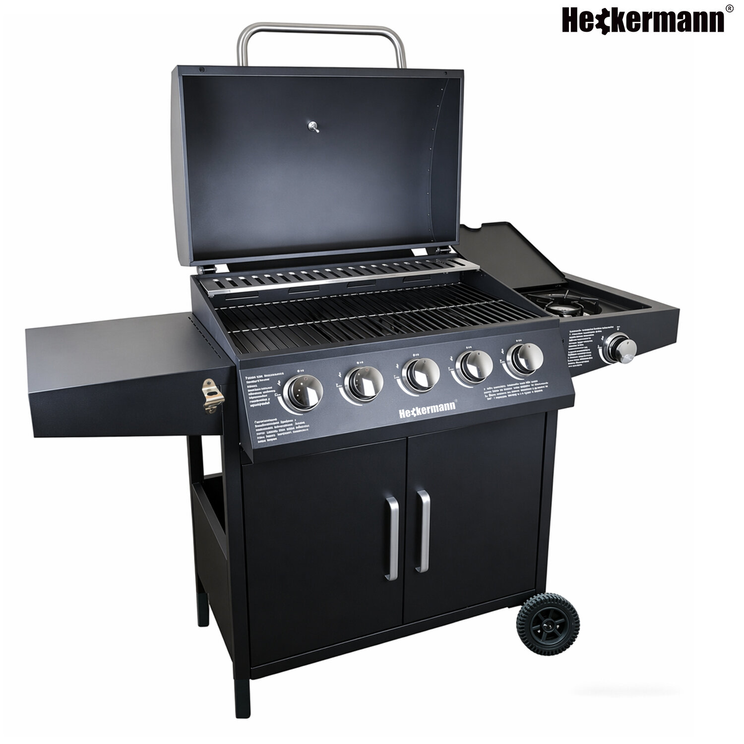 Czarny grill gazowy z czterema pokrętłami i otwartą pokrywą, posiada boczny palnik i zamykane szafki na dole. Logo \'Heckermann\' widoczne na froncie grilla.