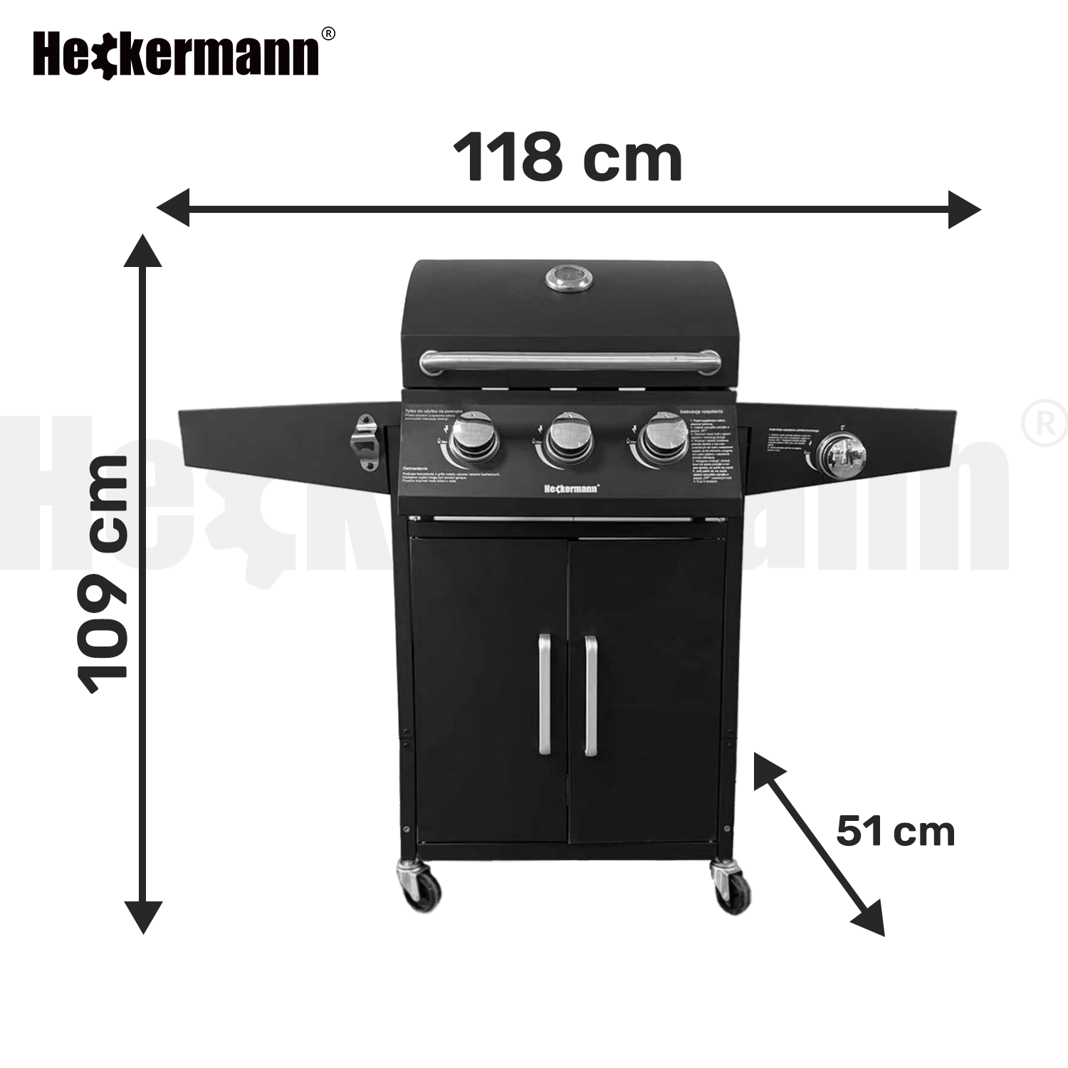 Czarny grill gazowy z trzema pokrętłami i dwoma bocznymi półkami, oznaczony logo Heckermann. Wymiary grilla to 118 cm szerokości, 109 cm wysokości i 51 cm głębokości.