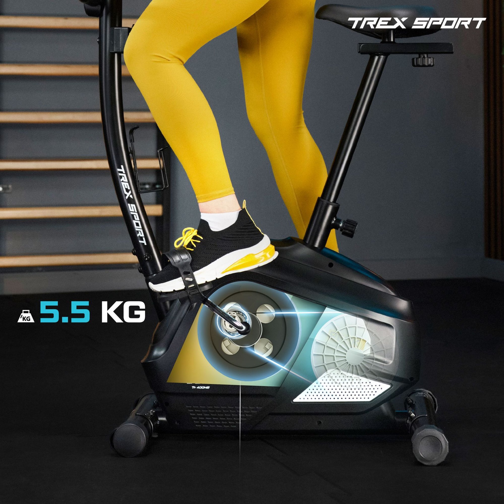 Osoba ćwiczy na rowerze stacjonarnym z napisem \'TREX SPORT\', widoczny jest napis \'5.5 KG\'.