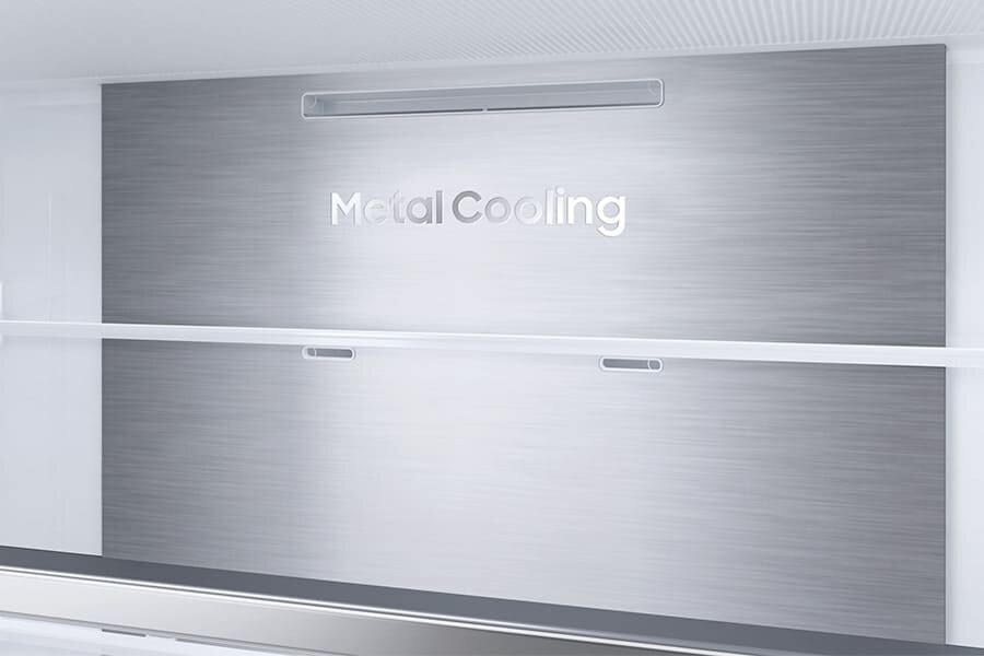 Metal Cooling - Samsung lodówka - Media Expert Wnętrze lodówki z metalową ścianą z napisem \'Metal Cooling\'. Widoczne są półki i otwory wentylacyjne.