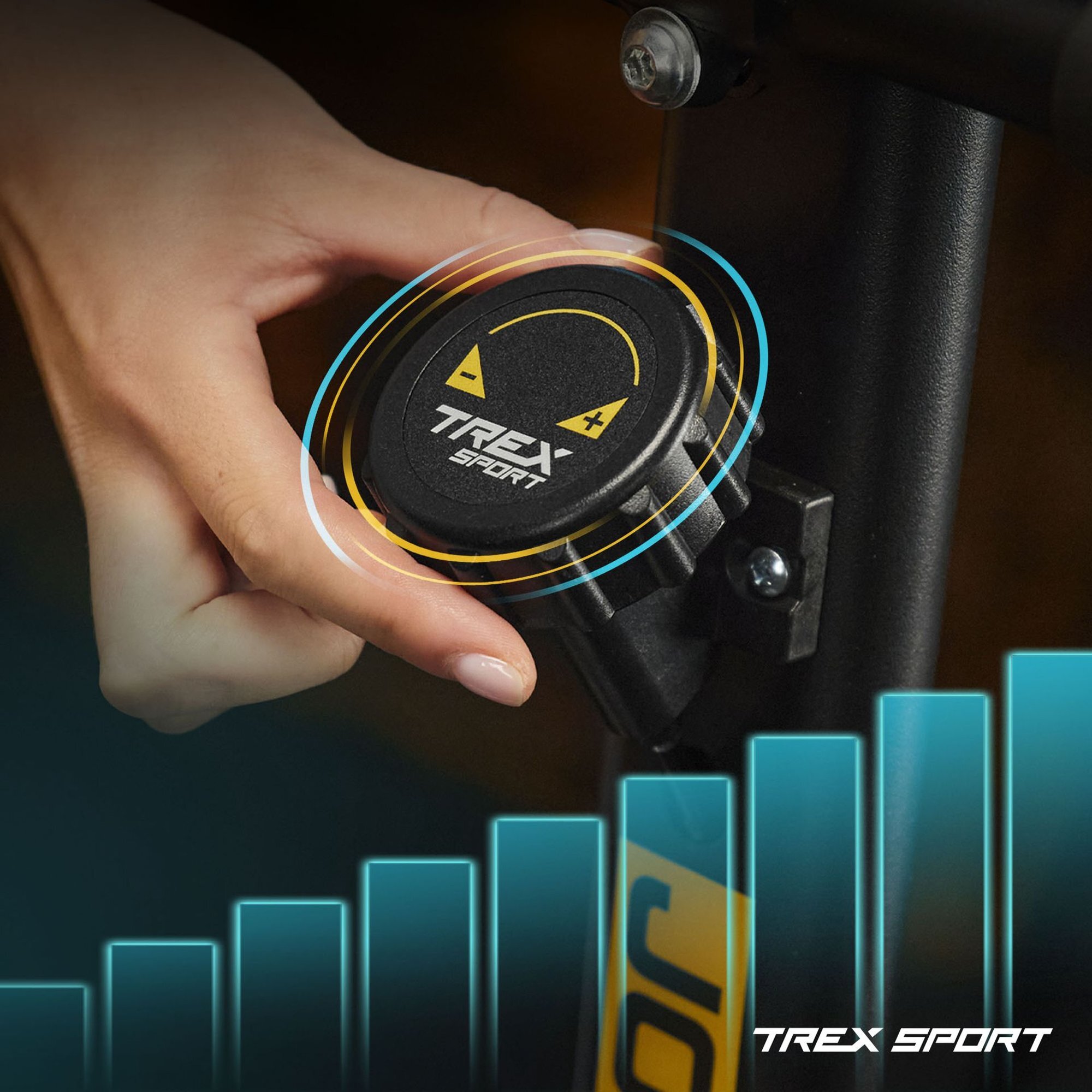 Osoba trzyma pokrętło z napisem \'TREX SPORT\' i symbolami plusa i minusa. W tle widoczne są niebieskie słupki oraz logo \'TREX SPORT\'.