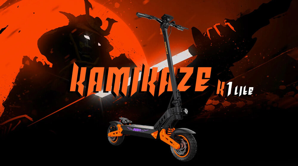 Obraz przedstawia czarną hulajnogę elektryczną z pomarańczowymi elementami na tle grafiki z postacią samuraja. Na obrazie widoczny jest tekst: \'KAMIKAZE K1 Lite\'.