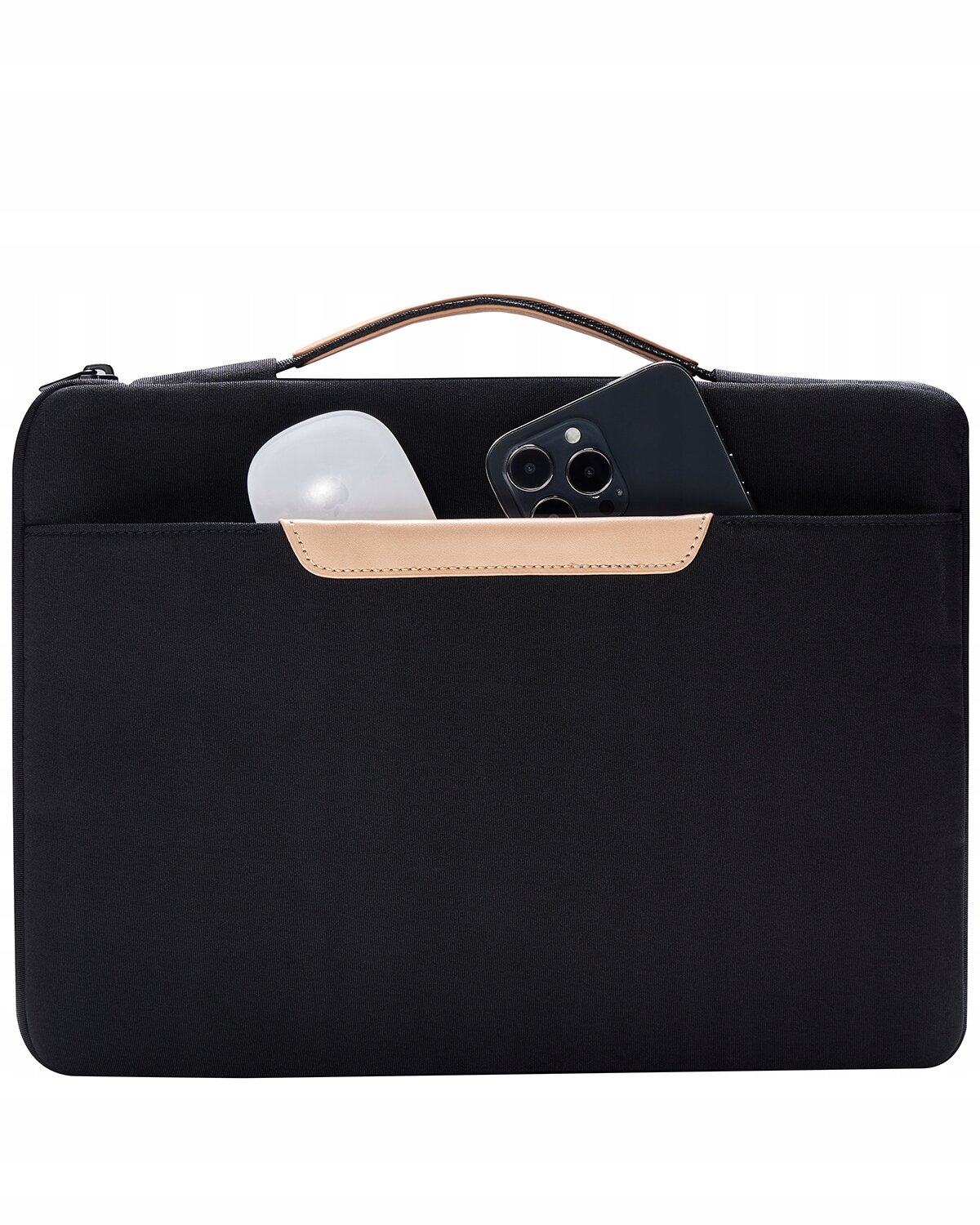 Czarna torba na laptopa z brązowym uchwytem, w której kieszeni znajdują się myszka i smartfon. Torba ma prosty, elegancki design.