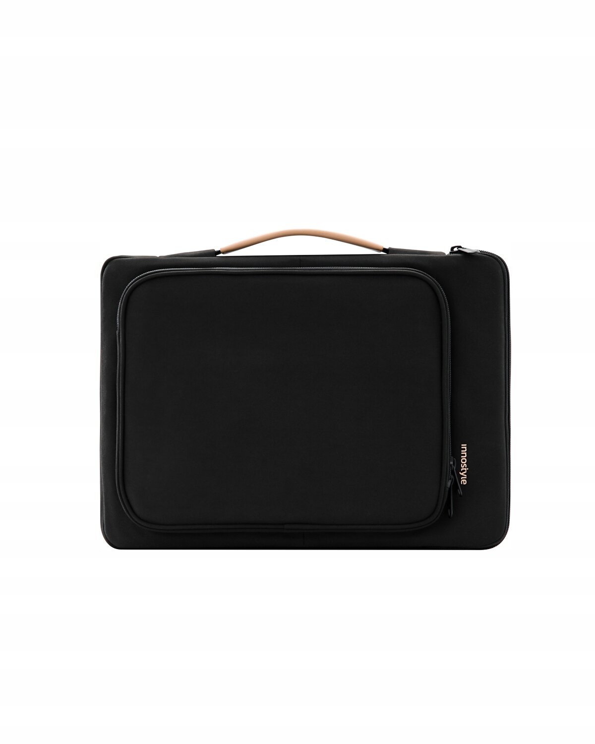 Czarna torba na laptopa z dużą przednią kieszenią i uchwytem w kolorze brązowym. Na boku widoczne jest logo \'innostyle\'.