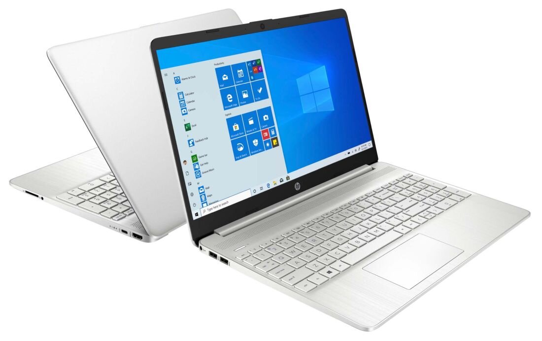Na obrazie widoczne są dwa laptopy w kolorze srebrnym, z otwartymi ekranami wyświetlającymi interfejs systemu Windows 11. Na klawiaturze znajduje się logo HP.