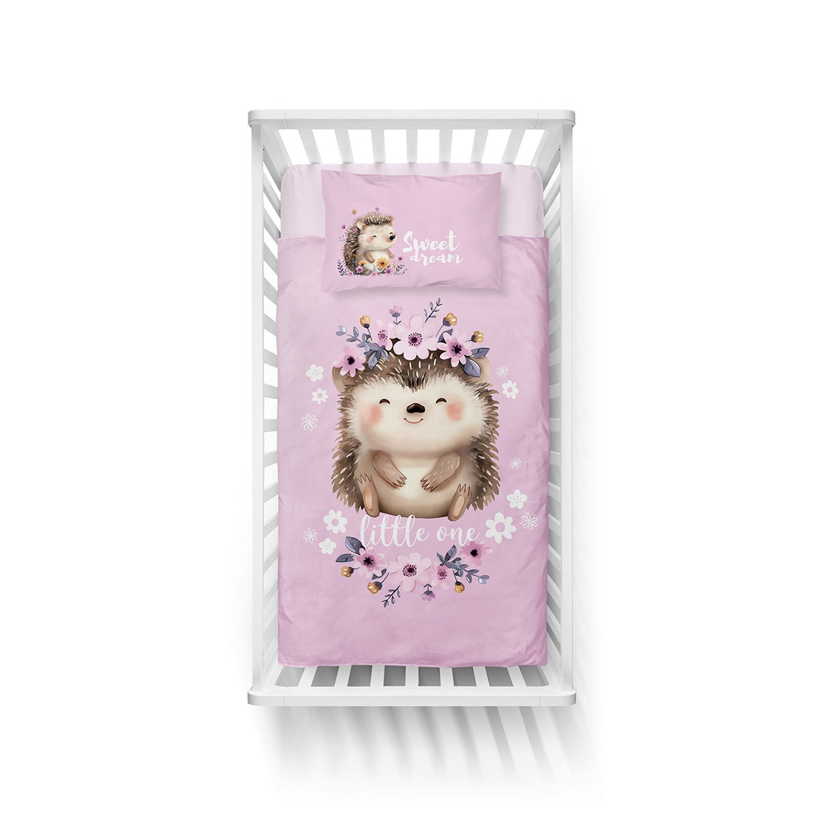Różowa pościel dziecięca z nadrukiem jeża ozdobionego kwiatami i napisem \'little one\'. Na poduszce widoczny jest napis \'Sweet dream\' oraz mniejszy obrazek jeża.