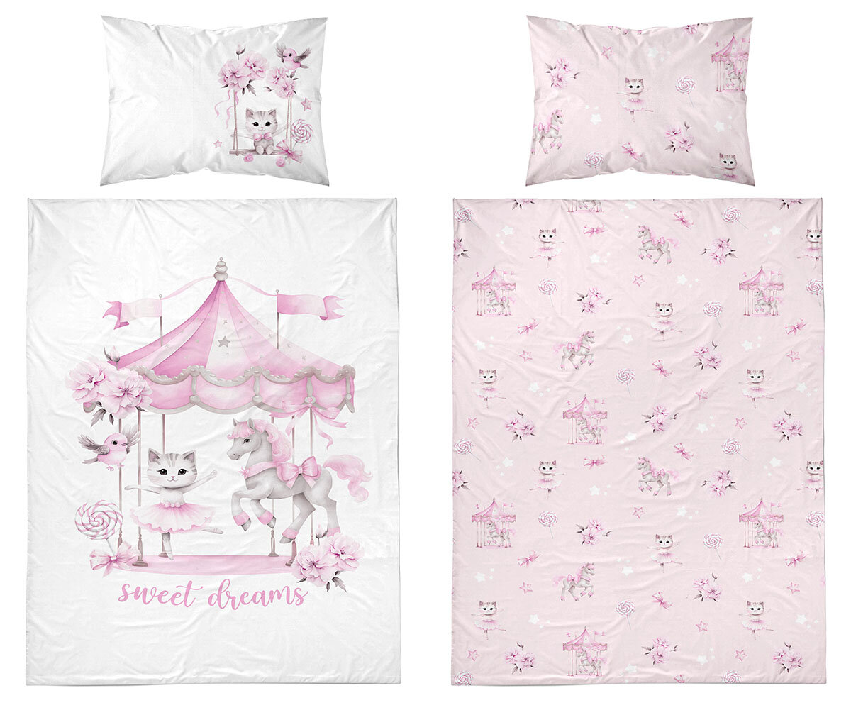 Pościel dziecięca z motywem karuzeli w pastelowych kolorach, z wizerunkiem kota i konia oraz napisem \'sweet dreams\'. Wzór powtarza się na poduszce i kołdrze, z różowymi i białymi elementami.