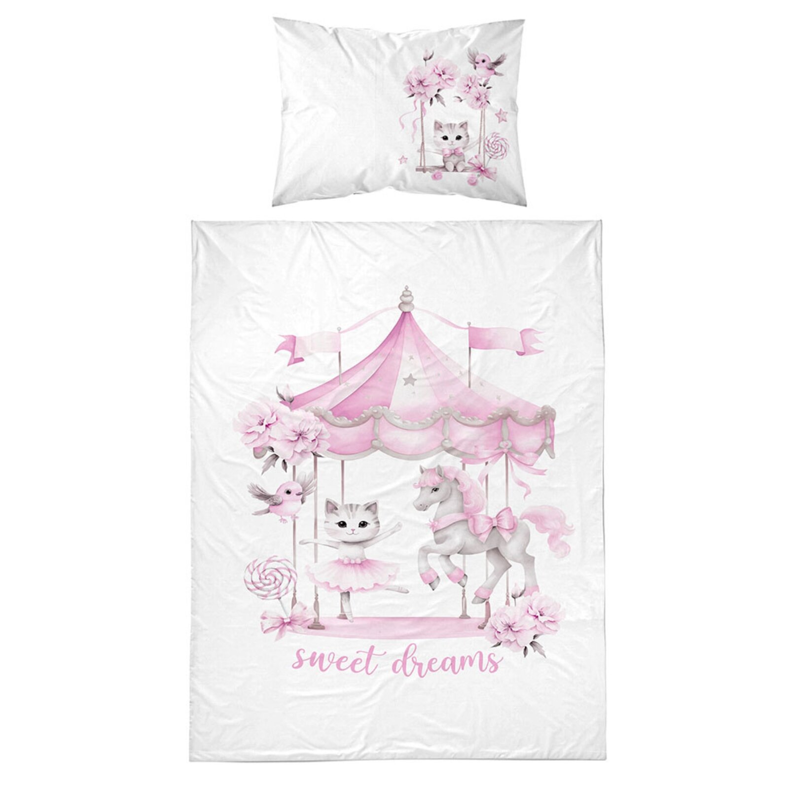 Pościel dziecięca z motywem karuzeli w pastelowych kolorach, z kotkiem i konikiem. Na pościeli widnieje napis \'sweet dreams\'.