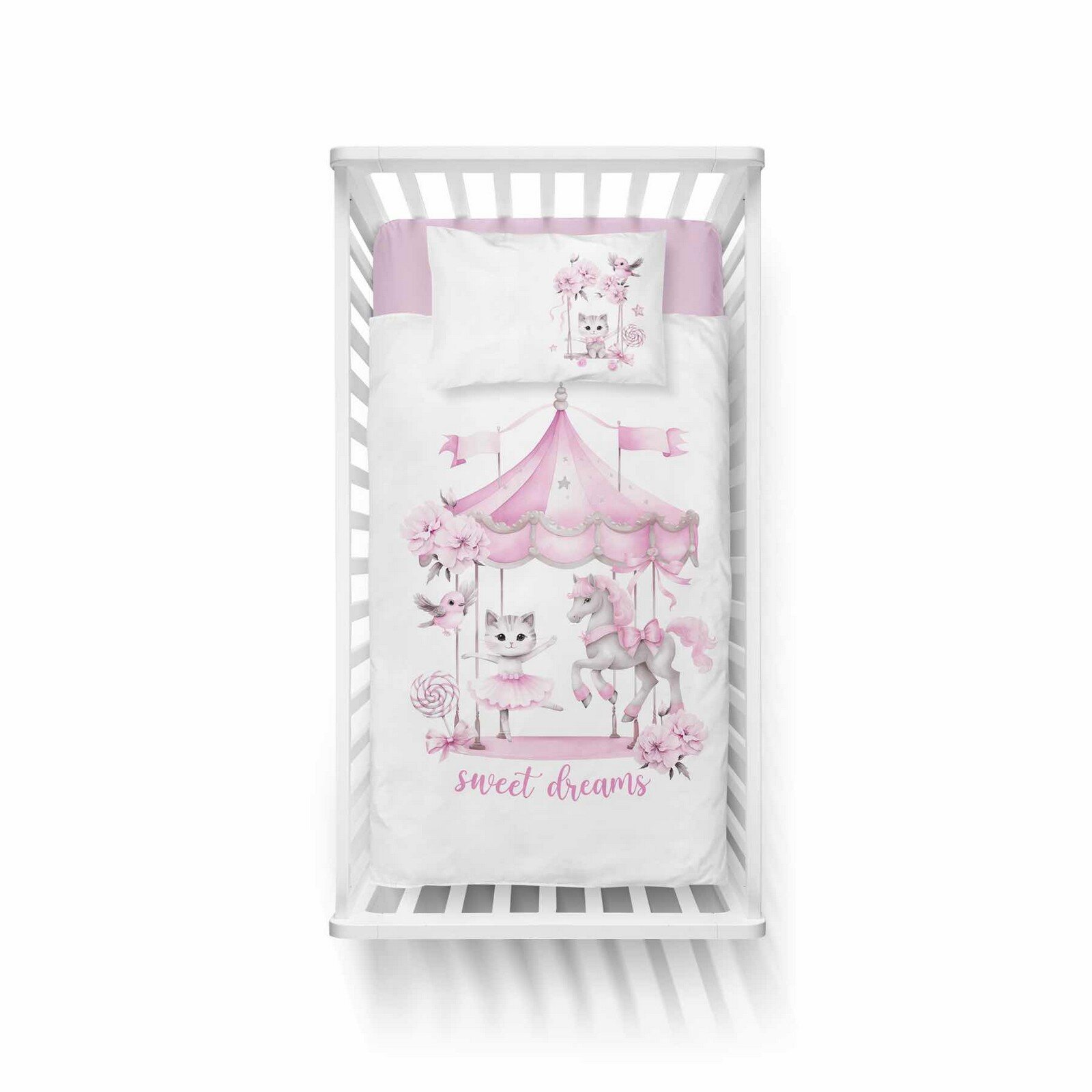 Pościel dziecięca z motywem karuzeli w pastelowych kolorach, przedstawiająca kota, konia i ptaka. Na pościeli widnieje napis \'sweet dreams\'.