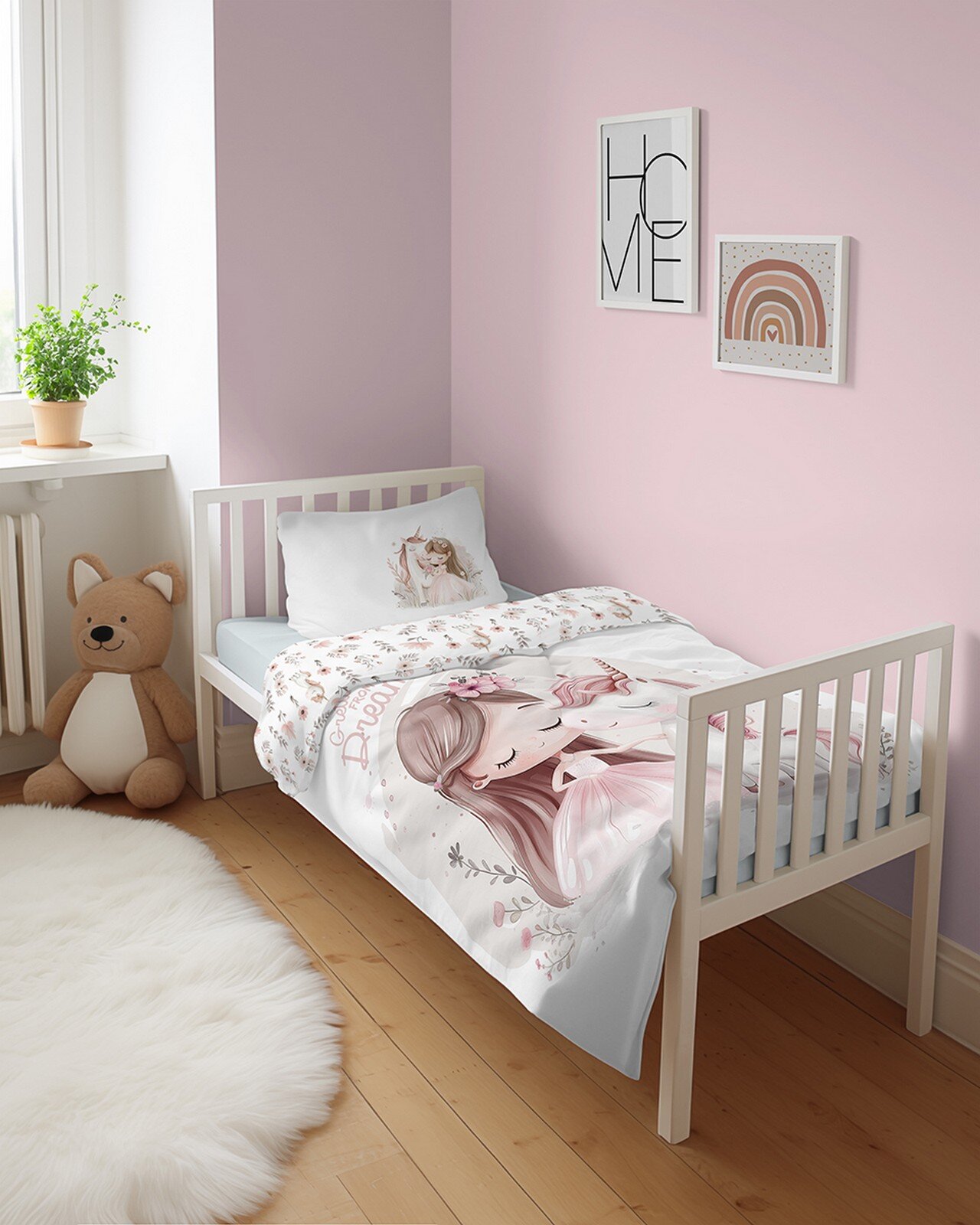 Pokój dziecięcy z łóżkiem, na którym znajduje się pościel z rysunkiem dziewczynki i napisem \'Dream\'. Na ścianie wiszą dwa obrazy, jeden z napisem \'HOME\', drugi z tęczowym wzorem.