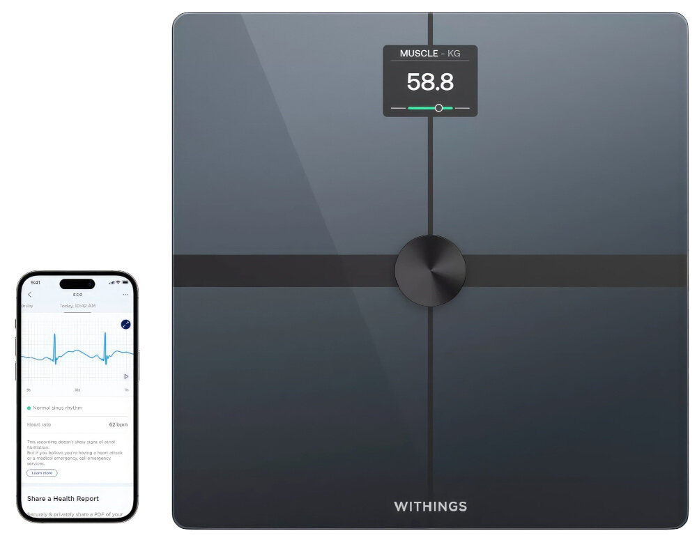 Na obrazie widoczna jest waga łazienkowa z wyświetlaczem pokazującym \'MUSCLE - KG 58.8\' oraz smartfon z aplikacją pokazującą wykres EKG. Na wadze znajduje się logo \'WITHINGS\'.
