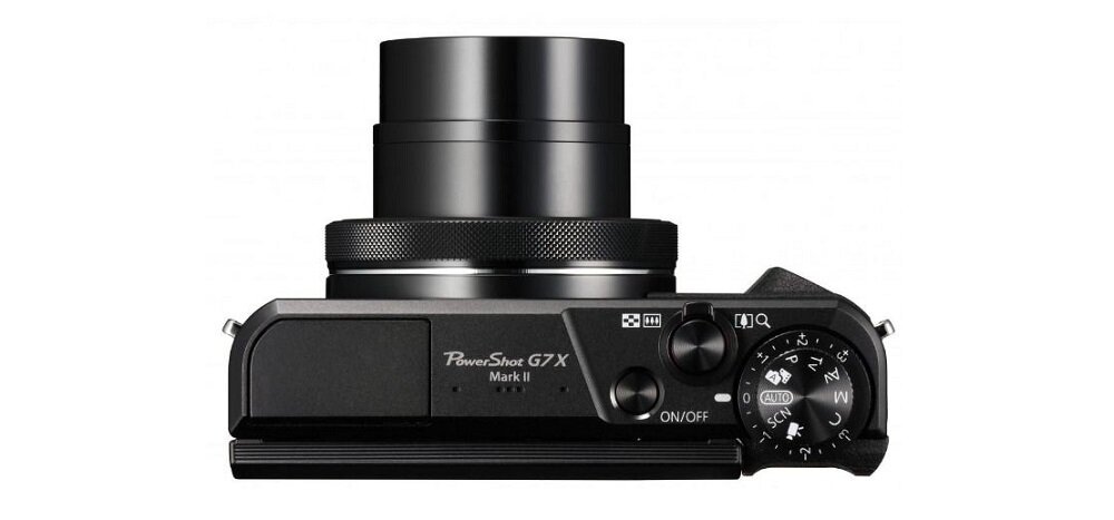 Widok z góry na aparat z wysuniętym obiektywem, z widocznym napisem \'PowerShot G7 X Mark II\' oraz pokrętłem z różnymi ustawieniami.