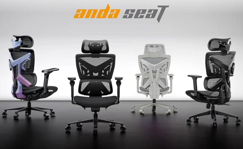 Na obrazie widoczne są cztery fotele gamingowe w różnych kolorach, ustawione na ciemnym tle. Nad fotelami znajduje się logo \'anda seat\'.