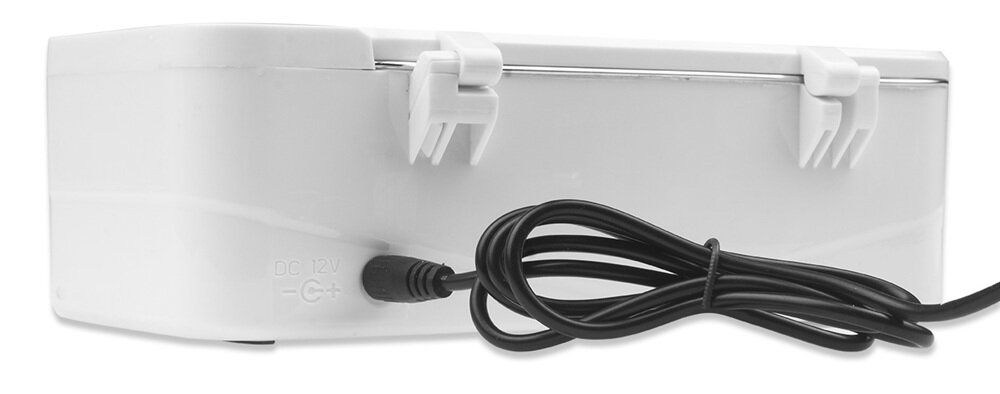 Biała myjka ultradźwiękowa z widocznym kablem zasilającym podłączonym do gniazda oznaczonego jako \'DC 12V\'.