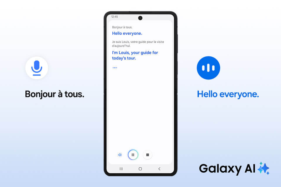 Obraz przedstawia smartfon z wyświetlonym tekstem: \'Bonjour à tous. Hello everyone. Je suis Louis, votre guide pour la visite d\'aujourd\'hui. I\'m Louis, your guide for today\'s tour.\' Po lewej stronie ikona mikrofonu z napisem \'Bonjour à tous.\', a po prawej ikona pauzy z napisem \'Hello everyone.\' Na dole widoczne jest logo \'Galaxy AI\'.