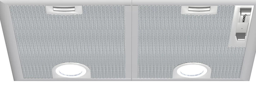 Obraz przedstawia srebrny okap kuchenny z dwoma okrągłymi światłami i metalowymi filtrami. Widoczne jest logo \'Bosch\' oraz włącznik i wyłącznik oświetlenia.
