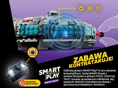 Obraz przedstawia fragment modelu LEGO z niebieskimi i szarymi elementami oraz tekst: \'ZABAWA KONTRATAKUJE!\'. Dodatkowo widoczny jest napis \'SMART PLAY\' oraz informacja o kompatybilności z systemem SMART Play.