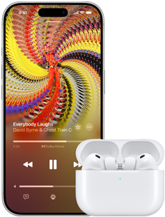 Na obrazie widoczny jest smartfon z kolorowym, abstrakcyjnym wzorem na ekranie oraz białe słuchawki dokanałowe w otwartym etui. Na ekranie smartfona wyświetlana jest muzyka: \'Everybody Laughs\' David Byrne & Ghost Train, z ikoną Dolby Atmos.