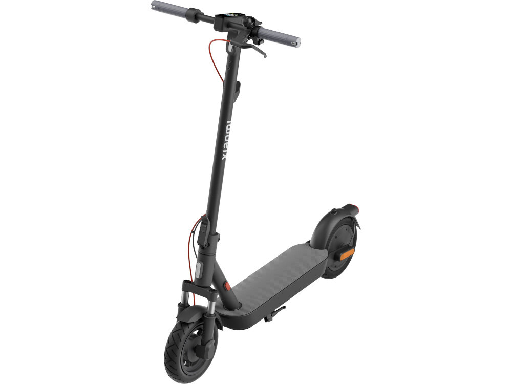 Czarna hulajnoga elektryczna z dużymi kołami i prostą kierownicą. Na kierownicy widoczne są elementy sterujące oraz logo \'XIAOMI\'.