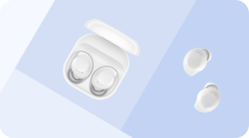 Galaxy Buds FE w kolorze białym Na obrazie widoczne są białe bezprzewodowe słuchawki douszne oraz otwarte etui ładujące na tle w odcieniach niebieskiego.
