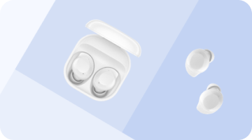 Galaxy Buds FE w kolorze białym Na obrazie widoczne są białe bezprzewodowe słuchawki douszne oraz otwarte etui ładujące na tle w odcieniach niebieskiego.