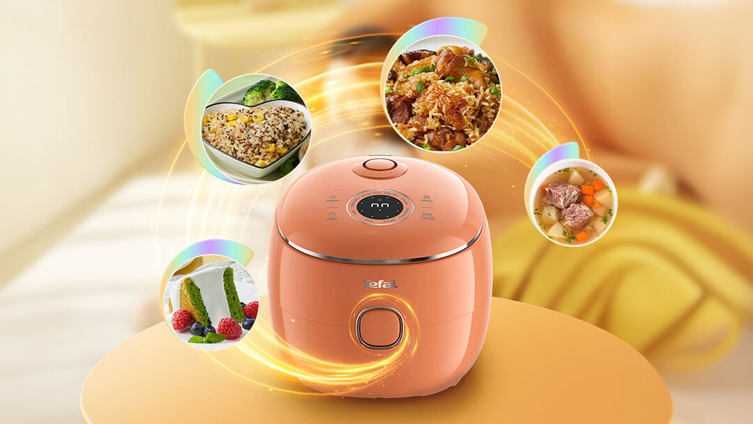 Na obrazie widoczny jest multicooker w kolorze żółtym z logo \'tefal\' na przodzie. Wokół urządzenia unoszą się cztery okrągłe zdjęcia przedstawiające różne potrawy.