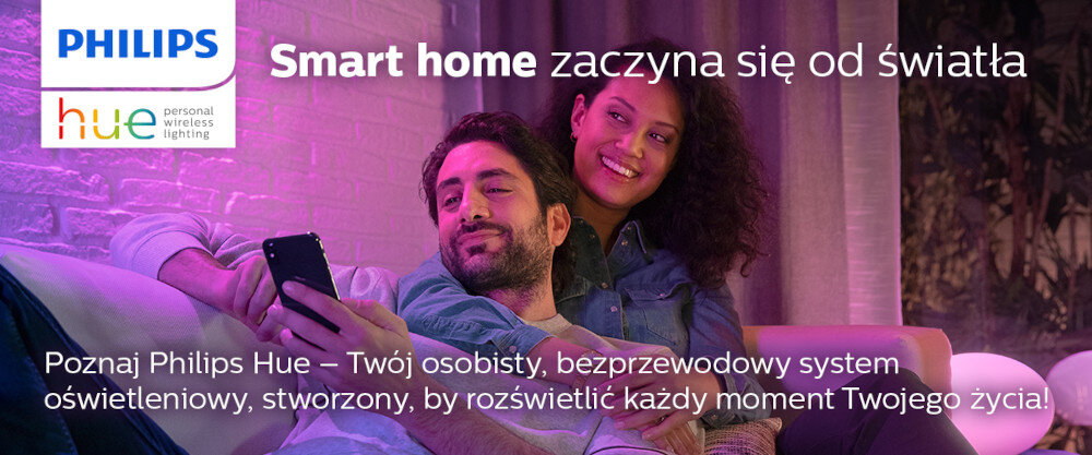 Na obrazie widoczne są dwie osoby siedzące na kanapie, trzymające urządzenie mobilne. W tle znajduje się tekst: \'PHILIPS Smart home zaczyna się od światła. Poznaj Philips Hue – Twój osobisty, bezprzewodowy system oświetleniowy, stworzony, by rozświetlić każdy moment Twojego życia!\'