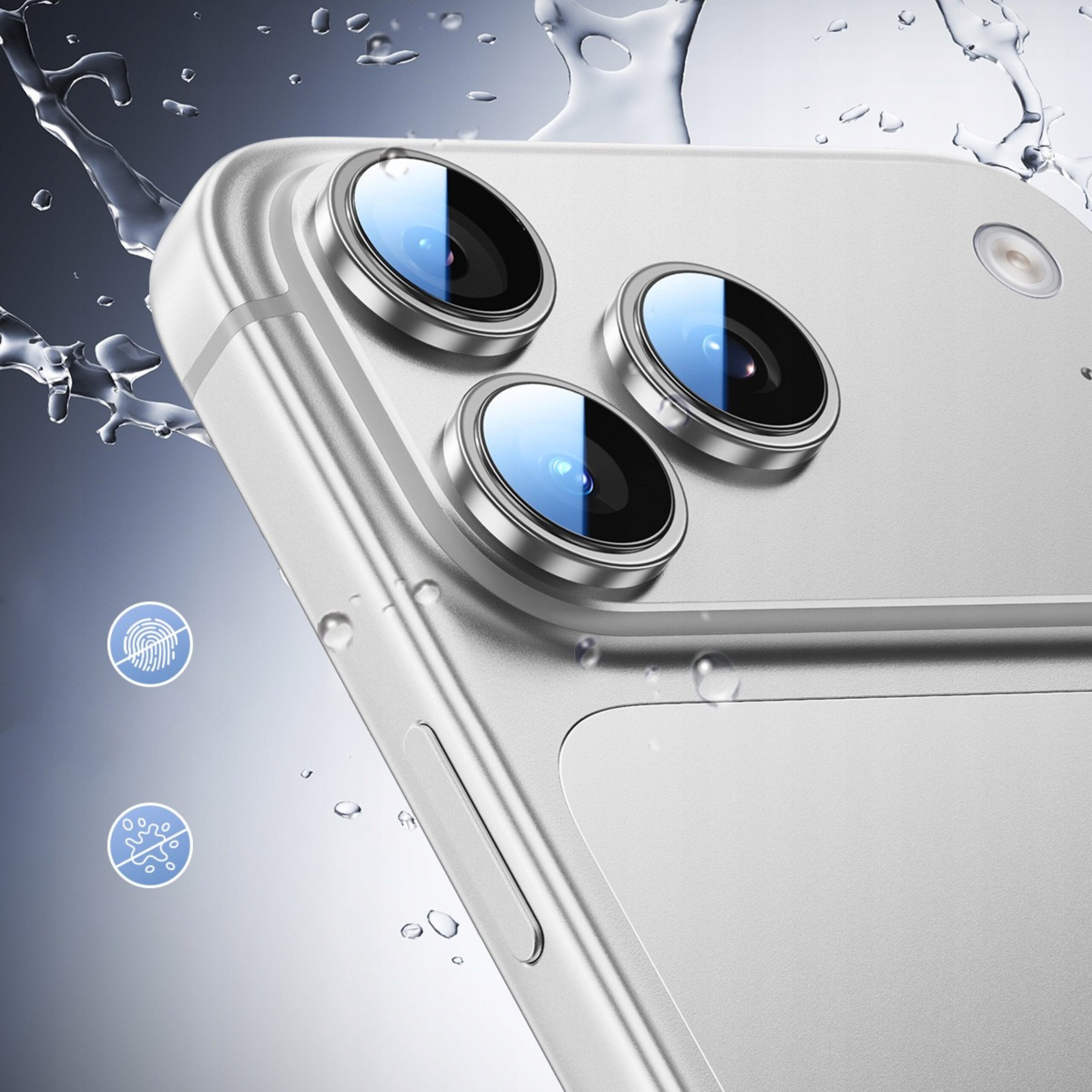 Zbliżenie na srebrne szkło ochronne na aparat iPhone 17 Pro / Pro Max z widocznymi trzema obiektywami i kroplami wody. Na zdjęciu znajdują się również ikony odcisku palca i bakterii.