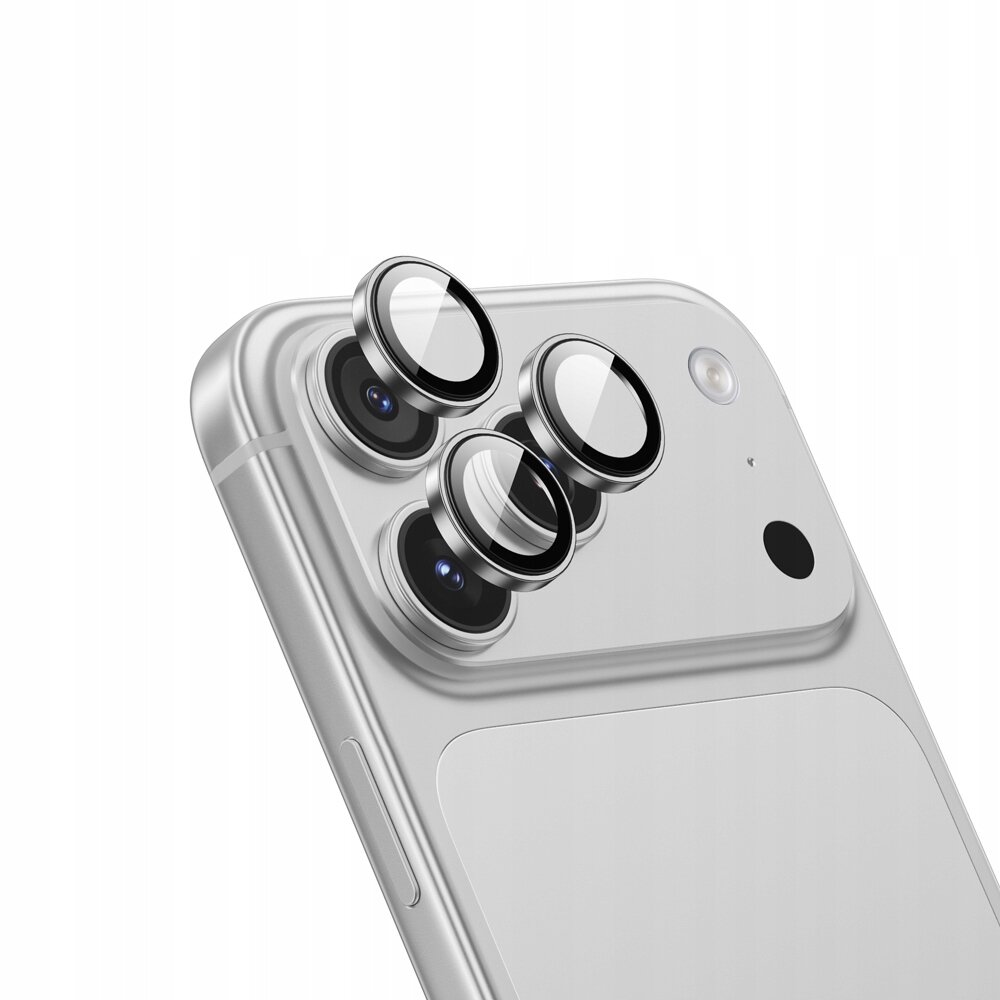 Obraz przedstawia srebrny telefon z trzema wystającymi obiektywami aparatu, na których znajdują się ochronne szkła. Telefon ma gładką, metaliczną powierzchnię i widoczny przycisk boczny.