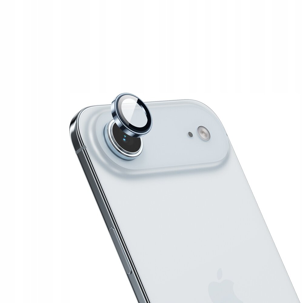 Obraz przedstawia telefon z przezroczystą osłoną na obiektyw aparatu, która jest unoszona nad kamerą. Telefon ma jasną obudowę i metaliczne wykończenie wokół obiektywu.