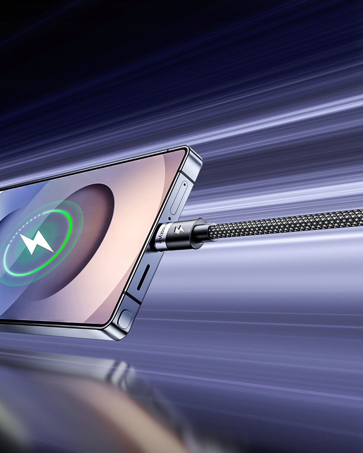 Zdjęcie przedstawia telefon podłączony do kabla USB-C, z widocznym symbolem ładowania na ekranie. Kabel ma plecioną osłonę i metalową końcówkę z napisem \'Innostyle\'.