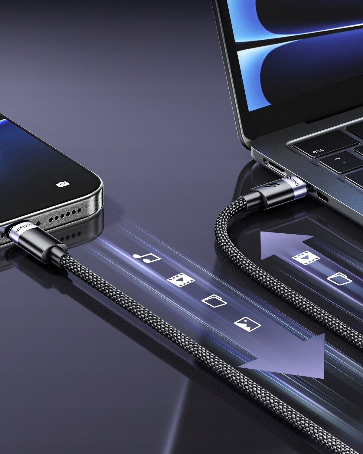 Zdjęcie przedstawia kabel USB-C podłączony do smartfona i laptopa, z ikonami muzyki, wideo, folderu i obrazu na tle symbolizującym transfer danych. Na kablu widoczny jest napis \'Innostyle\'.