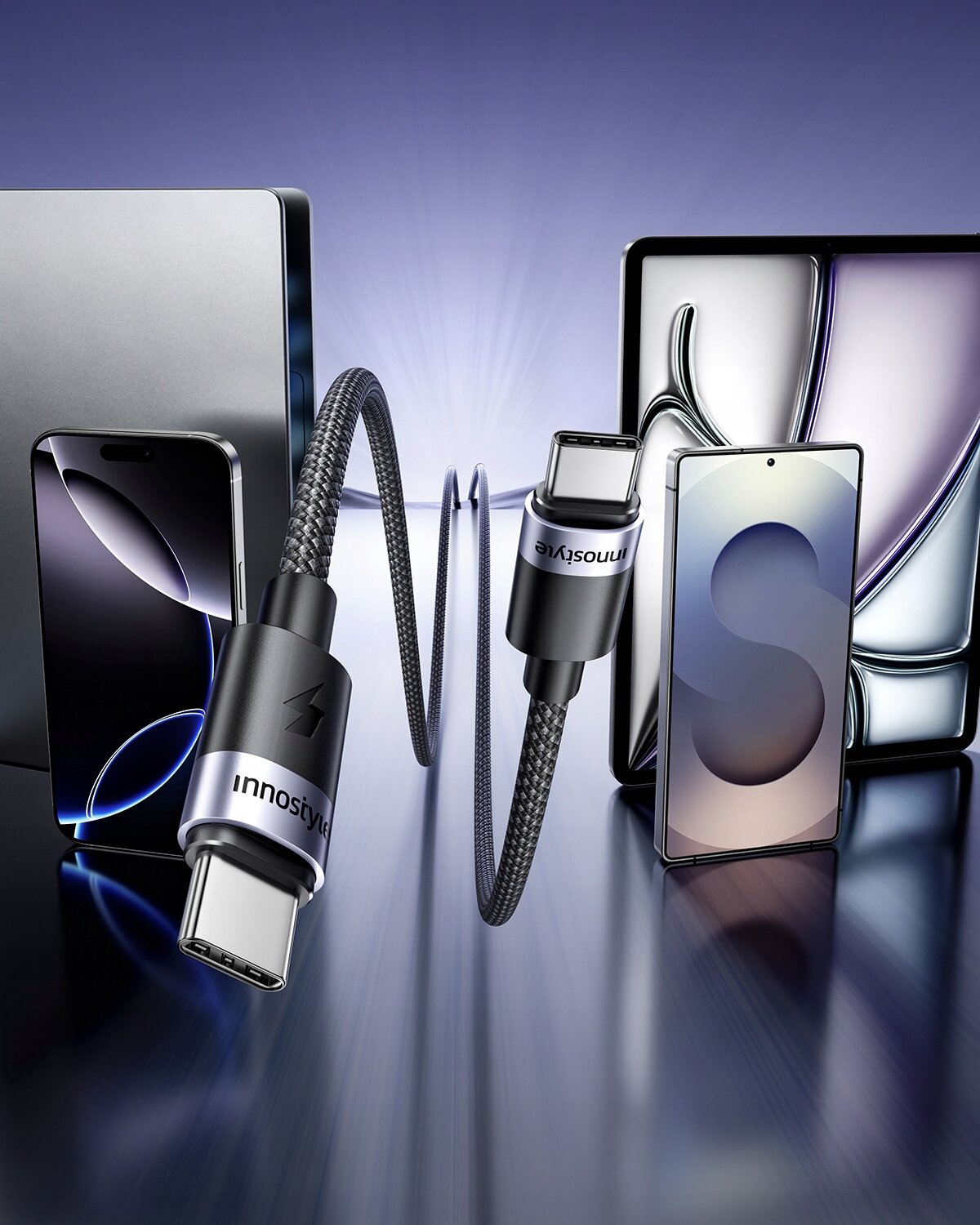 Na zdjęciu widoczny jest kabel USB-C z napisem \'Innostyle\' oraz symbolem błyskawicy, otoczony przez różne urządzenia elektroniczne. Tło jest gradientowe, z efektem świetlnym w centrum.