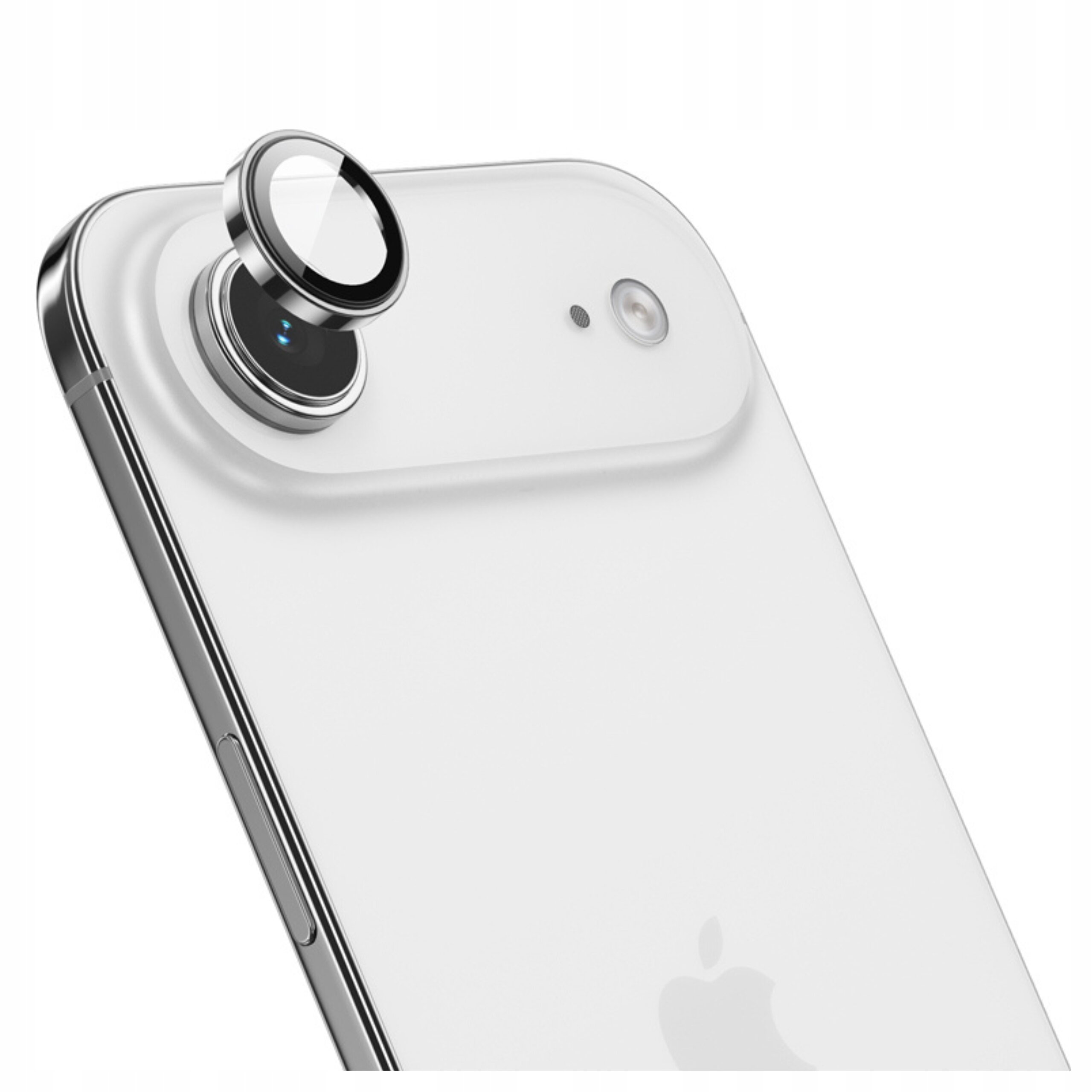 Obraz przedstawia srebrną osłonę ochronną na obiektyw aparatu smartfona. Telefon ma biały tył z widocznym logo w kształcie jabłka.