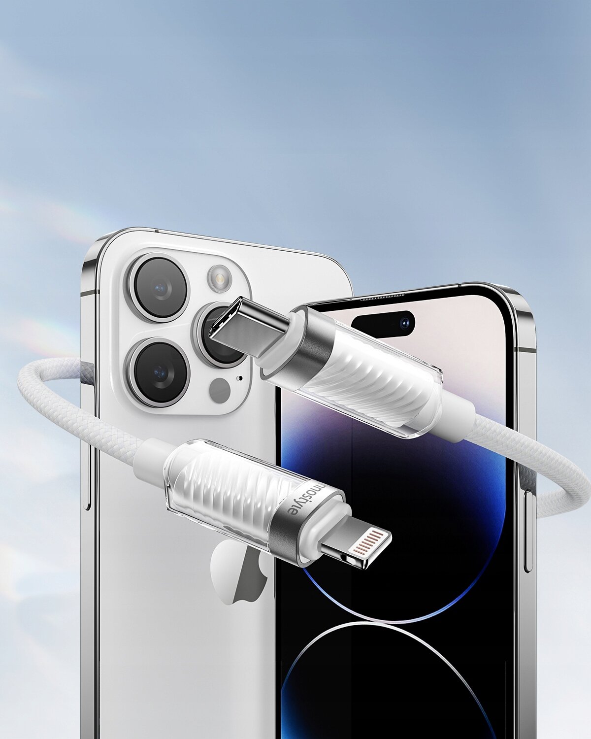 Na obrazie widoczny jest biały smartfon z trzema obiektywami aparatu oraz kabel USB-C Lightning z metalowymi końcówkami. Kabel ma napis \'Innostyle\' i jest przedstawiony na tle nieba.